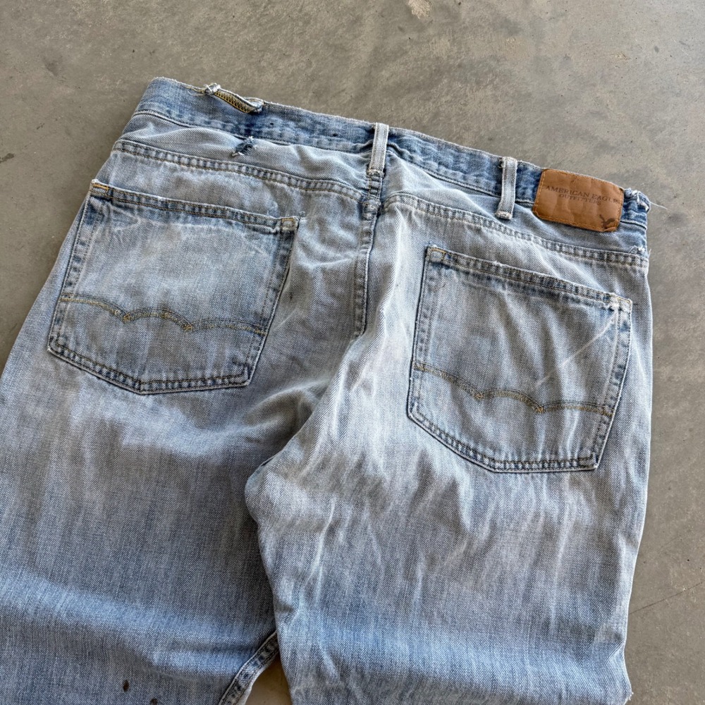 American Eagle Relaxed Fit Jeans Mens 38x32 Light Wash Distressed Cotton Denim - Picture 2 of 6